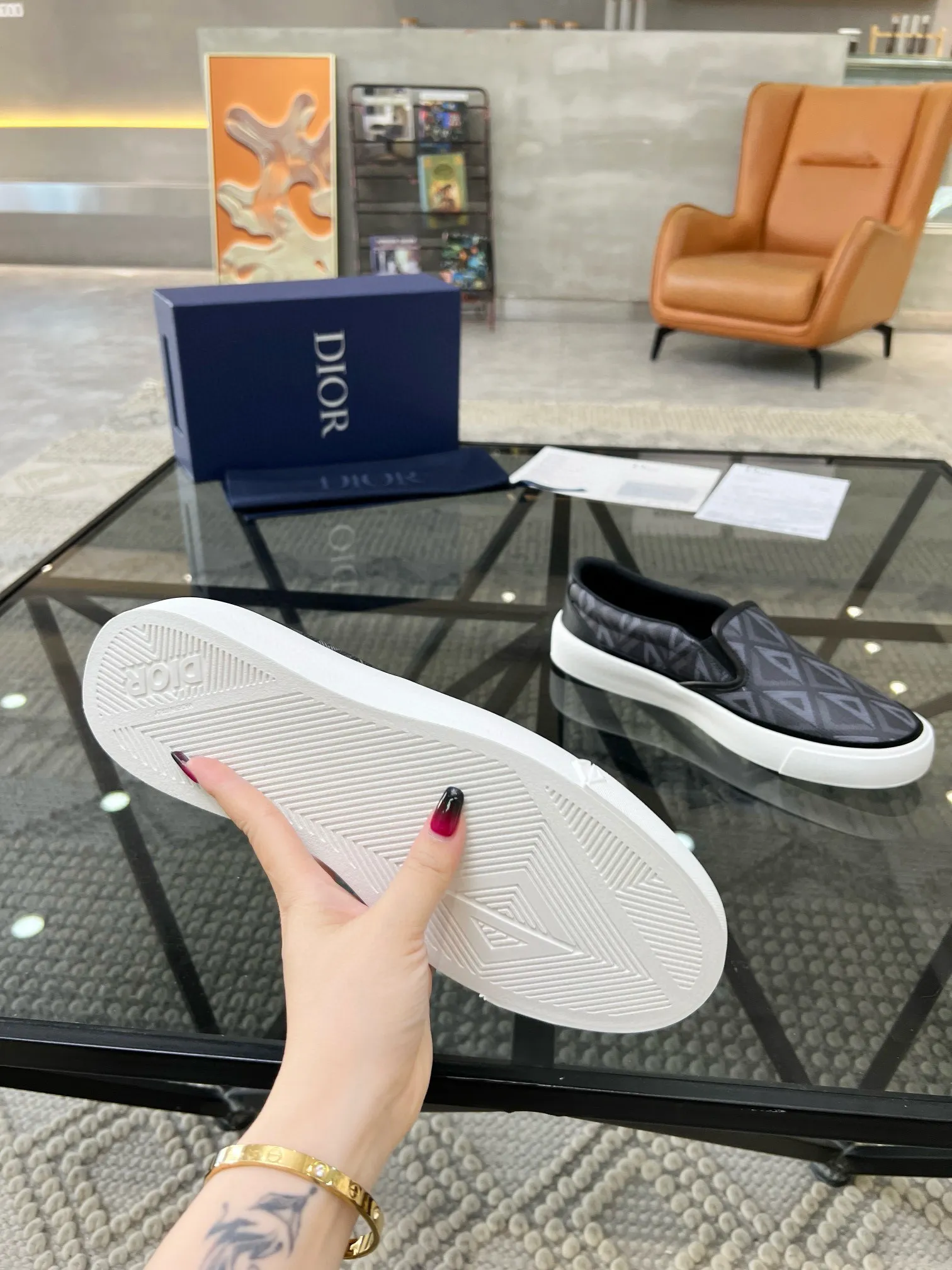Factory price: 380💰D 🔍Top purchasing agent🇮🇹 Dior's super popular sneakers, popular sneakers, new products are synchronized with the counters. The uppers are imported cowhide from Italy. It is perfectly reproduced with complex craftsmanship that is a must-have for fashionistas. Imported soft water-dyed cowhide lining and foot pads Sole: The original sole is specially provided by the original factory, the exclusive movable molded sole is super comfortable, the original factory follows the order, 🔍🔍high quality, you can enter and exit the counter at will, welcome to compare, the code number is 39-44 (38 45 can be ordered)
